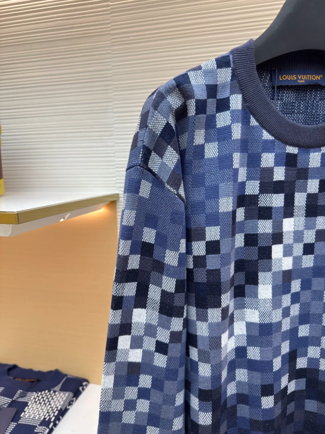 LOUIS VUITTON mosaic jacquard pullover ●Authentic product: 15600 purchased and developed ●Item number: 1680304-C55 ●Fabric: cotton fabric ●Technology: jacquard production ●Version: fitted version ●Weight: about 610 grams ●Size: elements, showing a delicate texture like snake leather. The intricate jacquard texture reflects Micro Der details, and the embroidered logo embellishes the chest, making it easy to integrate into everyday looks. Standard fit with all-over Snakoflage jacquard logo embroidered on the chest, Marque at center back, 1.VuittonDeposee embroidered patches at ribbed collar, cuffs and hem. The overall wiring is straight and delicate, the fabric is comfortable and soft, and the color is consistent without color difference. It can be matched with the same style to create a fashionable look and control various occasions. Customized accessories, complete with three standards, same style for men and women!